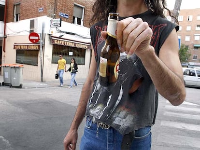 A las 8.05, frente al bar Europa, pionero en la aplicación de la<i> </i><b>ley seca,</b> un joven busca un lugar para seguir bebiendo alcohol.