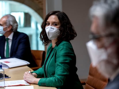 Díaz Ayuso y el consejero Enrique Ruiz, ayer, en una reunión en Madrid.