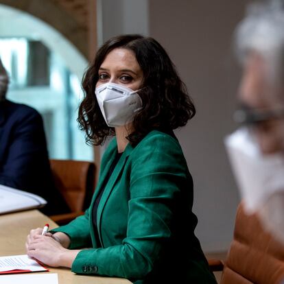 Díaz Ayuso y el consejero Enrique Ruiz, ayer, en una reunión en Madrid.