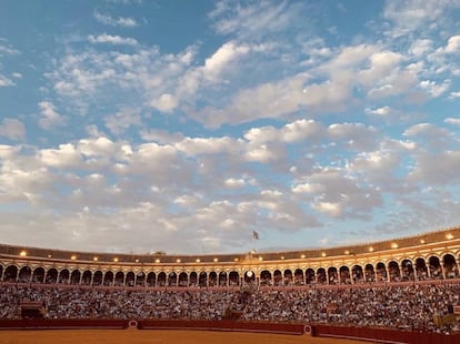 Nubarrones en tarde de Feria de Abril en La Maestranza.