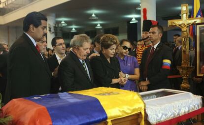 Nicolás Maduro, Lula, la entonces presidenta Dilma Rousseff, ante el féretro de Hugo Chávez, acompañados de Rosa Virginia, hija del líder venezolano, en marzo de 2013.