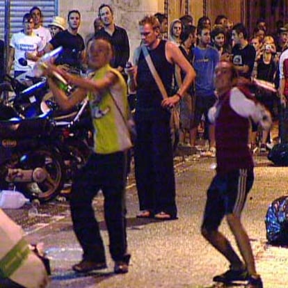 Un momento de los disturbios en el barrio de Gràcia durante la madrugada de ayer.