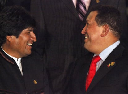 El presidente de Bolivia, Evo Morales (izquierda), y el líder venezolano, Hugo Chávez, ayer en Cochabamba.