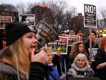 Activistas y beneficiarios de DACA protestan contra las pol&iacute;ticas de Donald Trump sobre inmigrantes e inmigraci&oacute;n, en Manhattan (Nueva York, EE UU).