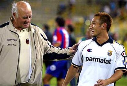 Nakata, traspasado por el Parma al Bolonia tras la crisis de Parmalat, saluda a Mazzone, técnico boloñés.