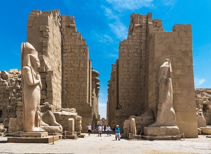 El inagotable magnetismo de los farones egipcios tiene su máximo exponente en <a href="https://elviajero.elpais.com/elviajero/2011/11/01/actualidad/1320143644_850215.html" target="_blank">el icónico valle de los Reyes</a>, cuya entrada custodian dos colosos pétreos. Esta gran necrópolis del antiguo Egipto, en las cercanías de la ciudad de Luxor (antigua Tebas), fue el lugar donde los faraones de varias dinastías se hacían excavar sus tumbas. Aquí está la más célebre de todas: la de Tutankamón. El joven rey muerto prematuramente hace 3.300 años sigue siendo un imán que atrae a miles de turistas hasta el lugar donde el egiptólogo Howard Carter halló su momia en 1922. En la imagen, el templo de Karnak, a las afueras de Luxor.