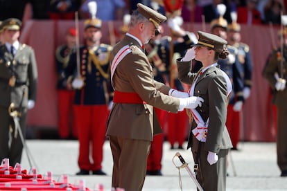 El rey Felipe VI impone la banda a la princesa de Asturias, Leonor de Borbón, durante la ceremonia en la que le entregó su despacho de alférez tras un año en Zaragoza.