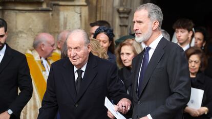 Don Juan Carlos y Felipe VI han abandonado juntos la capilla de San Jorge del castillo de Windsor (Inglaterra), donde este martes 27 de febrero ha tenido lugar el homenaje a Constantino de Grecia.