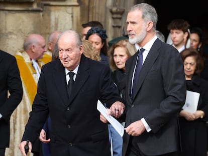 Don Juan Carlos y Felipe VI han abandonado juntos la capilla de San Jorge del castillo de Windsor (Inglaterra), donde este martes 27 de febrero ha tenido lugar el homenaje a Constantino de Grecia.