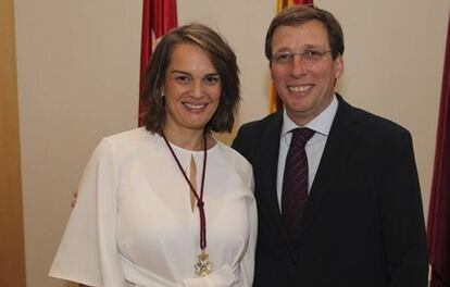 Loreto Sordo Ruiz, junto con el alcalde José Luis Martínez-Almeida.