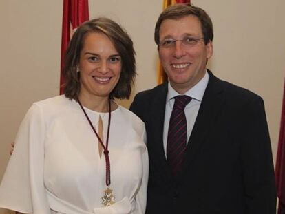 Loreto Sordo Ruiz, junto con el alcalde José Luis Martínez-Almeida.