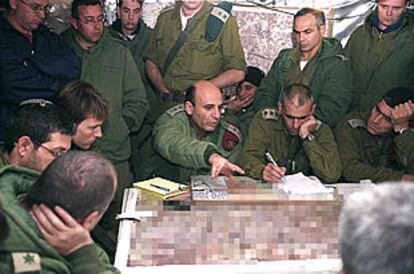 El jefe del Estado Mayor del Ejército israelí, general Saúl Mofaz, en el centro, gesticula ante un grupo de oficiales durante la ocupación de Tulkarem.