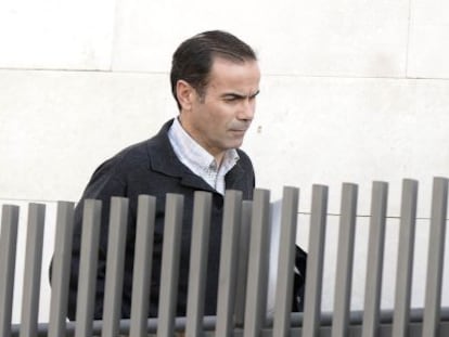 El exgerente de Emarsa, Esteban Cuesta, tras una comparecencia judicial.
