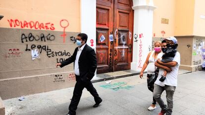 "A m me viol un sacerdote y ?quin me defendi? Nadie", respondi una joven a una mujer que le recriminaba que hiciera pintadas en la pared de una iglesia en Ciudad de Guatemala durante la marcha del 7 de marzo, en las que se lea Violadores, aborto legal, estado laico.