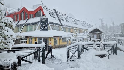 Zona de Pradollano en Sierra Nevada, tras las nevadas caídas estos días y cuya estación de esquí no puedo abrir el jueves por fuerte viento y baja visibilidad.