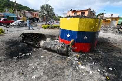 Una de las estatuas de Hugo Chávez, destruida durante las protestas contra el fraude electoral que se atribuye al régimen de Nicolás Maduro en la ciudad venezolana de Valencia.