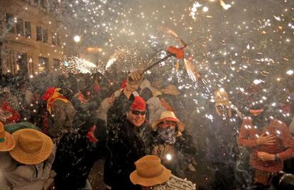 Participantes en el 'correfoc' anoche en la Via Laietana.