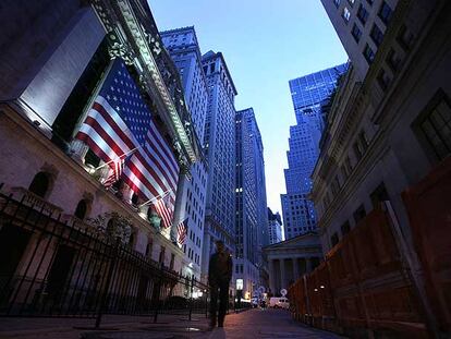 El edificio de la Bolsa de Nueva York, en Wall Street, la pasada madrugada.