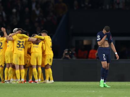 Mbappé se lamenta mientras los jugadores del Barcelona celebran este miércoles el gol de la remontada de Christensen en el Parque de los Príncipes.