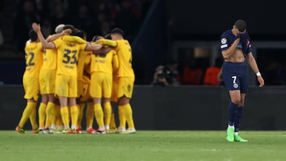 Mbappé se lamenta mientras los jugadores del Barcelona celebran este miércoles el gol de la remontada de Christensen en el Parque de los Príncipes.