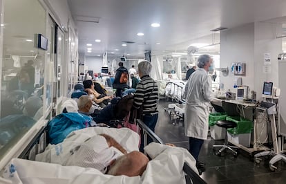 Pacientes y sanitarios en una sala de agudos de las urgencias del hospital de La Paz, en Madrid.
