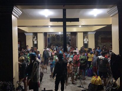 Según algunos testigos, la ceniza ha llegado a los barrios del sur de Manila. En la imagen, varios vecinos se refugian en una iglesia de Talisay.