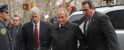 El millonario neoyorquino Bernard Madoff a su llegada a la Corte de Nueva York donde está previsto que testifique en varias ocasiones a lo largo de la semana
