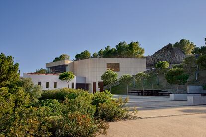 Vista exterior de elBulli1846, el museo que anteriormente acogi al mtico restaurante de Cala Montjoi, en Girona. Imagen proporcionada por Airbnb.