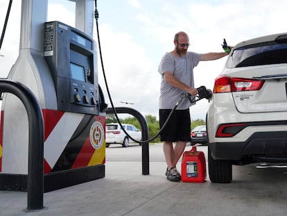 Un hombre echa gasolina en Fort Myers, Florida.