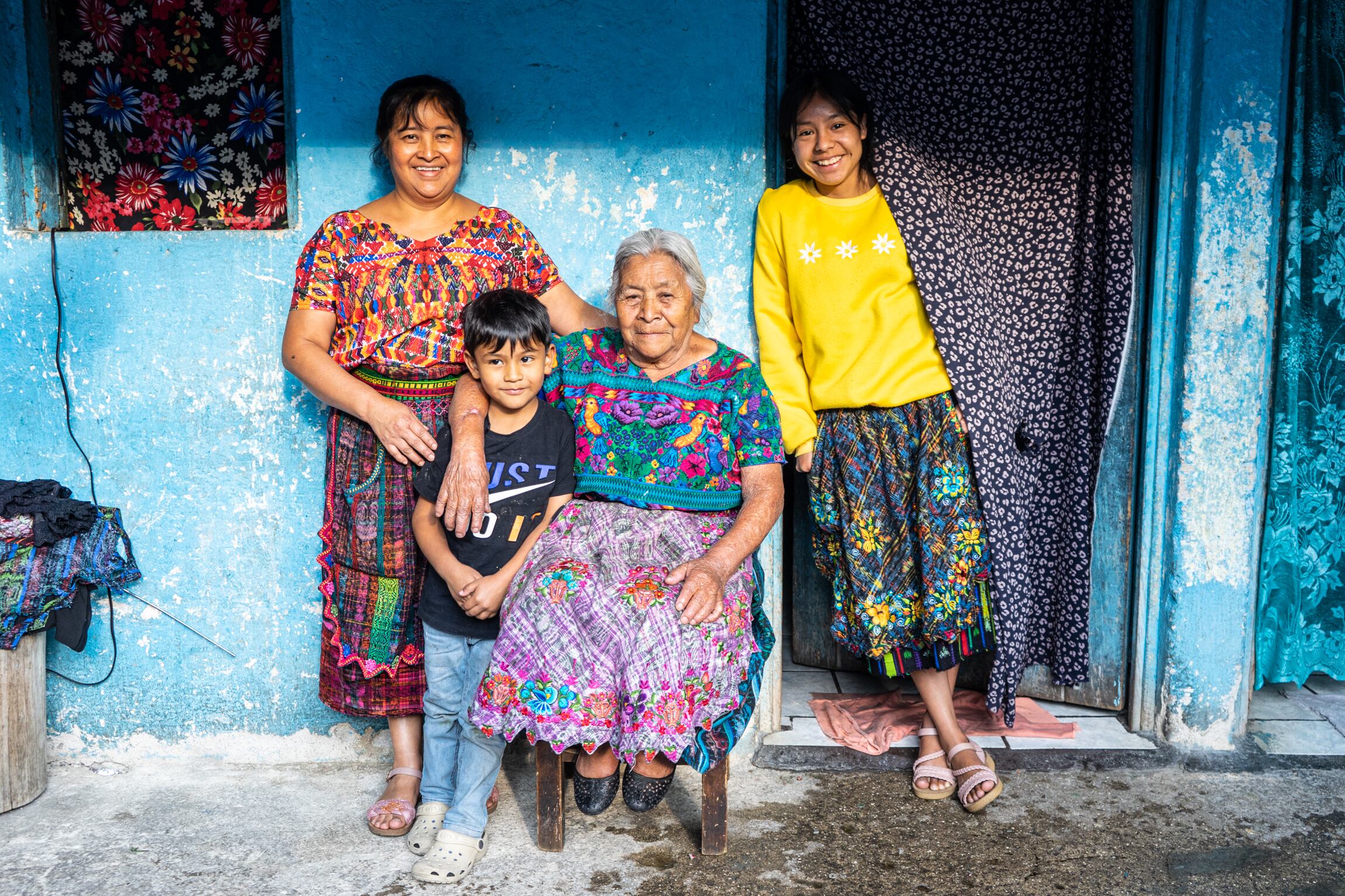 Vilma Lemus, a la izquierda, y su familia, en un hogar de mujeres solteras con dificultades económicas.