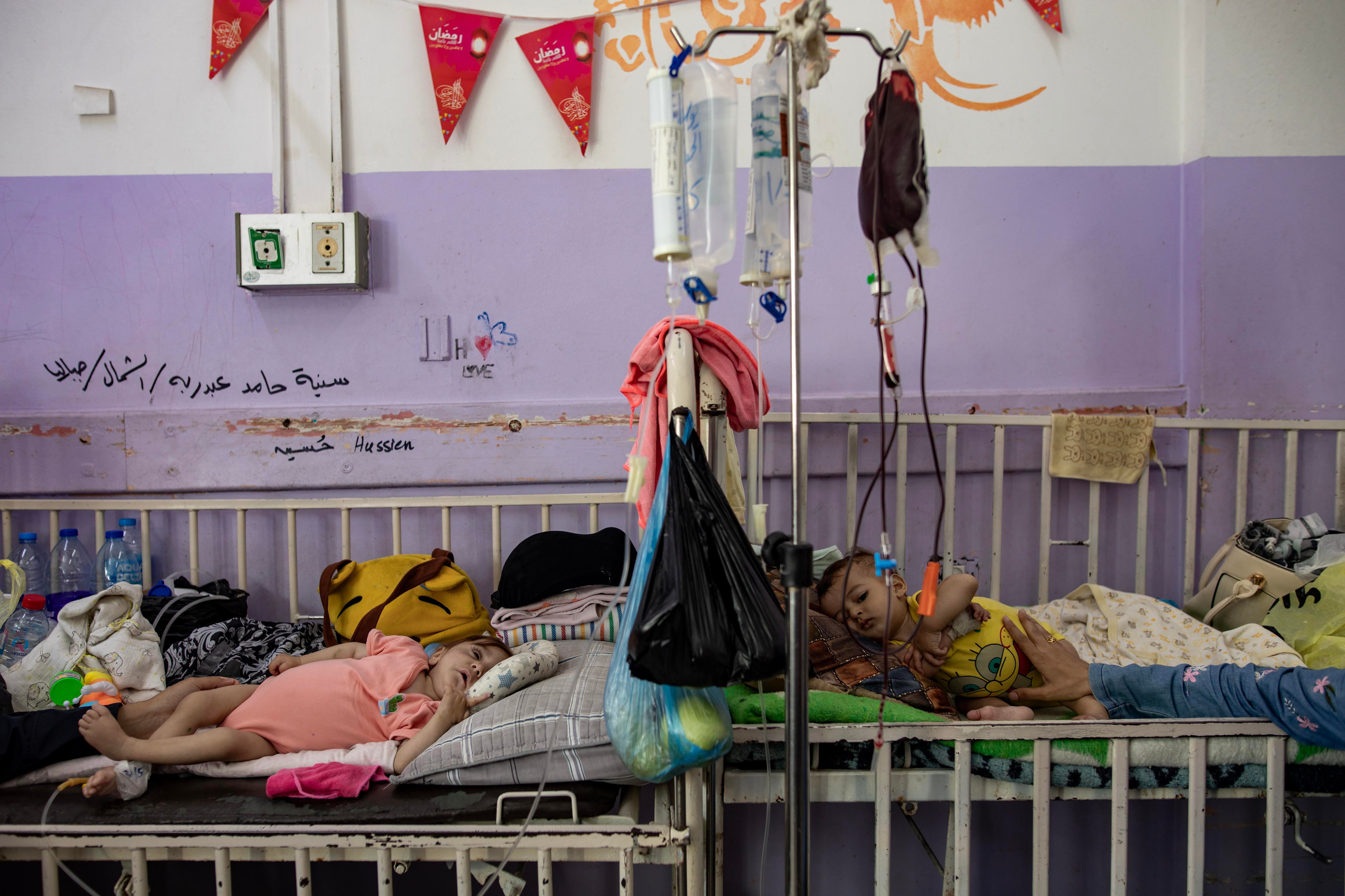 Dos niños palestinos, tratados por desnutrición en el hospital de Al Aqsa, en el centro de la franja de Gaza, este sábado.