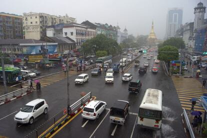 Lluvia y tráfico en el centro de Yangon el pasado 6 de julio.