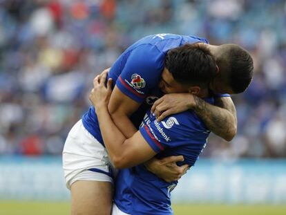 Méndez y Mora celebran un gol.