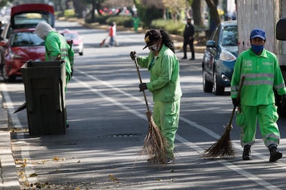 Trabajadores de limpia barren la basura y la hojarasca en avenida División del Norte.