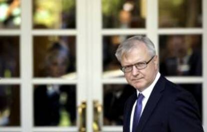 El vicepresidente económico de la Comisión Europea, Olli Rehn, a su llegada hoy a La Moncloa para la entrevista que mantuvo con el presidente del Gobierno, Mariano Rajoy, con el fin de tratar la determinación de España de cumplir con los objetivos de déficit y analizar el informe sobre la banca española.