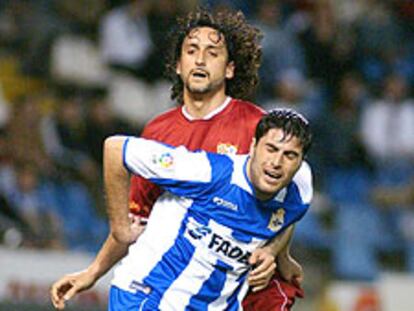 Pablo Alfaro agarra por la cintura a Tristán, acción que fue señalada con penalti.