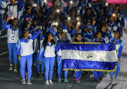 La delegación de Nicaragua saluda al público durante el tradicional desfile de las delegaciones. En esta edición debutan países como Curazao, Martinica, Saint Martin, Guadalupe, Guayana Francesa, Islas Turcas y Caicos, y Anguila.