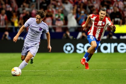 Gavi se marcha de Hermoso en el Atlético-Barcelona de hace dos semanas.