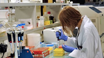 Una investigadora trabaja en un laboratorio de la compañía francesa Genfit. 