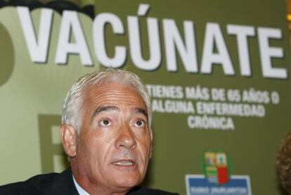 Gabriel Inclán, entonces  consejero de Sanidad, en septiembre de 2008 en la presentación de una campaña de vacunación contra la gripe.