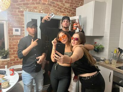 Un grupo de amigos se toman un selfi durante una fiesta en casa.