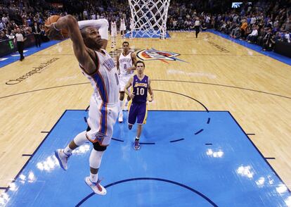 Westbrook se dispone a hacer un mate ante la mirada de Steve Nash.