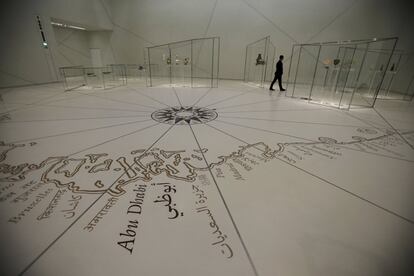 Um homem caminha por uma galeria do Louvre de Abu Dhabi. Será o primeiro de três museus que abrirão suas portas ao público em Saadiyat Island, onde os Emirados Árabaes Unidos planejam abrir o Guggenheim Abu Dhabi, desenhado por Frank Gehry, e o Museu Nacional Zayed, desenhado por Norman Foster.