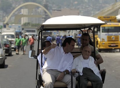 Óscar Niemeyer durante una visita de supervisión de las obras de ampliación del famoso Sambódromo de Río de Janeiro, en febrero de 2012.