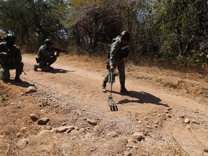 Soldados mexicanos buscan minas antipersona en el municipio de Aguililla, en Michoacán, el 18 de febrero.