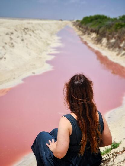 Las Coloradas, puerto de lagunas salineras naturales cerca de El Cuyo.