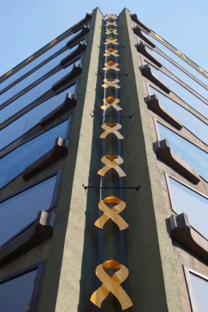 Llaços grocs en un edifici de la plaça Urquinaona de Barcelona.