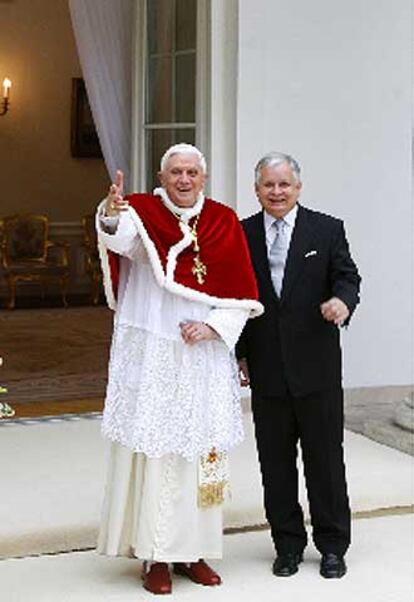 Benedicto XVI hace un gesto de saludo junto al presidente de Polonia, Lech Kaczynski, ayer en el palacio presidencial de Varsovia.
