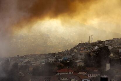 El humo rodea las laderas de la ciudad de Quito (Ecuador), durante un incendio forestal.