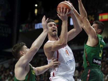 Pau Gasol supera a los defensores lituanos